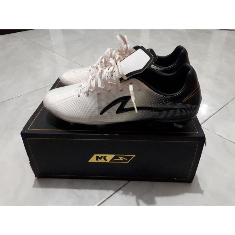 sepatu bola specs ls ultra klok