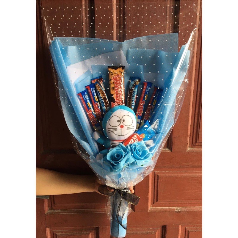 BUKET BONEKA DORAEMON DAN SNACK, BUNGA WISUDA, BUKET WISUDA MURAH.