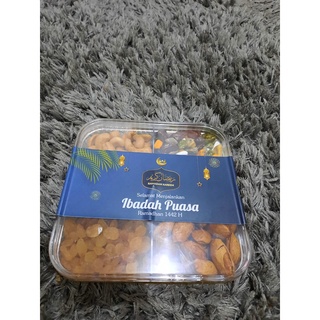 

Mix coklat kerikil,kacang almond,kacang mete,kismis