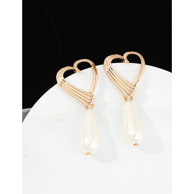 LRC Anting Tusuk Fashion Golden Alloy Hollow Heart Pearl Earrings D91975