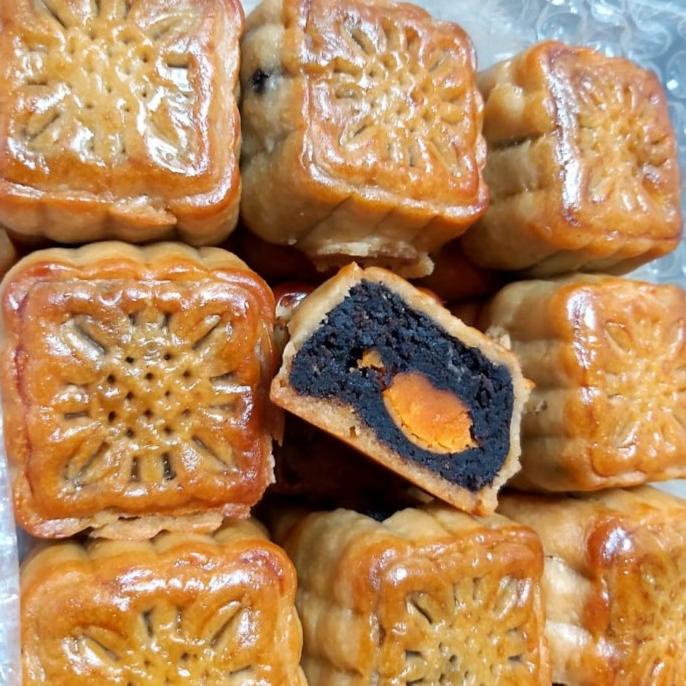 

Cuci Gudang Awal Tahun MOON CAKE / TONG TJU PIA / KUE BULAN HOMEMADE 1KG Cuci Gudang Awal Tahun