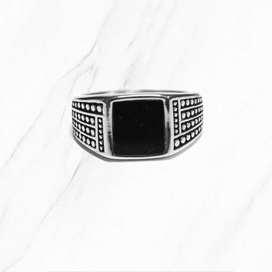 Cincin Bahan Titanium Steel Warna Hitam Aksen Batu Permata Kristal Gaya Vintage Untuk Pria