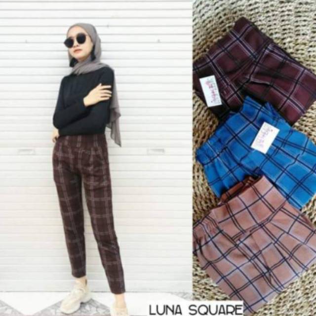 

POM POM SCUBA // MOTIF KOTAK