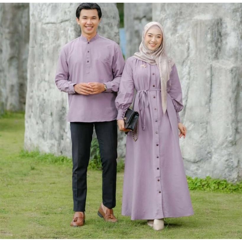 Raya Couple Gamis Remaja L Set Baju Cp Katun Kotak Premium Muslim Fashion Terlaris | Baju Setelan Couple One Set Dress Wanita Dan Kemeja Pria Muslim Lengan Panjang Terbaru | Baju Sepasang Pasangan Suami Istri Kekinian |  Couple Shakila Lavender [Baju Coup