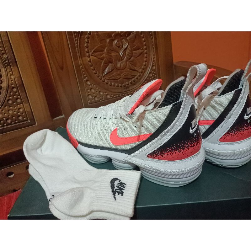 NIKE BASKET LEBRON 16 Hot Lava Original(Dijual karena kebesaran)