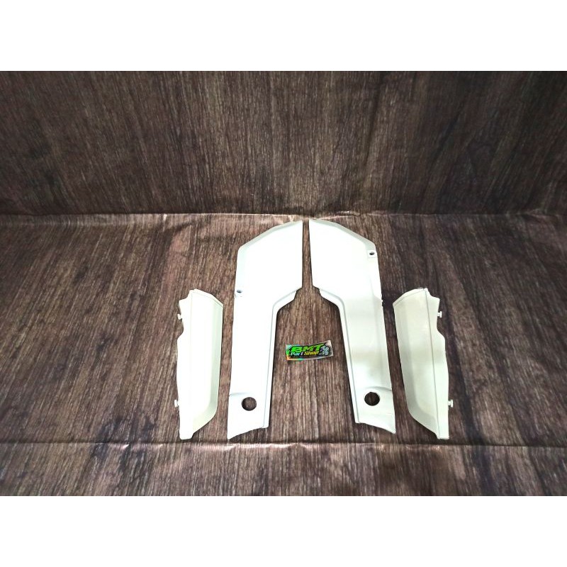TERLARIS COVER BODY BOK BOX AKI ACCU HONDA WIN WIN 100 WARNA PUTIH COVER BODY HONDA WIN WARNA PUTIH