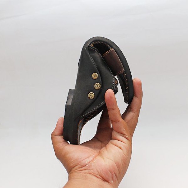 Sandal pria bahan kulit sapi asli