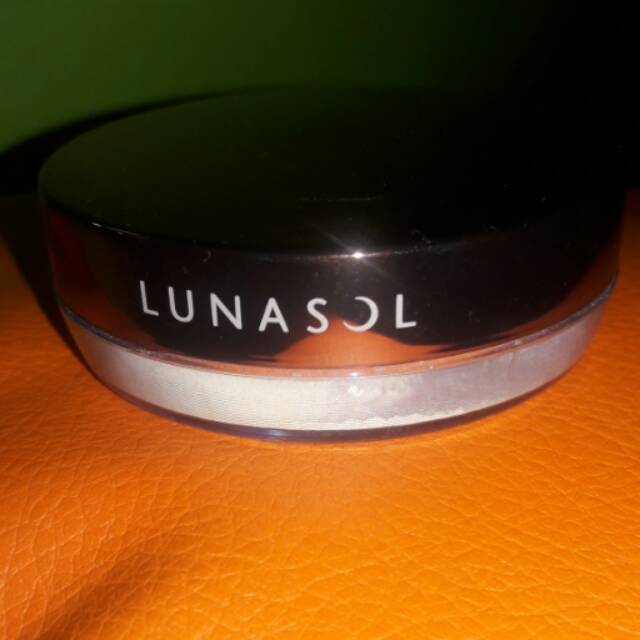 Bedak kanebo lunasol