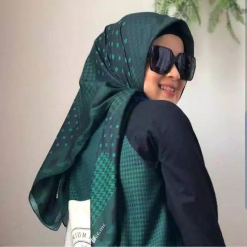 KERUDUNG/HIJAB SEGI EMPAT MOTIF POLKADOT HIJAU HITAM