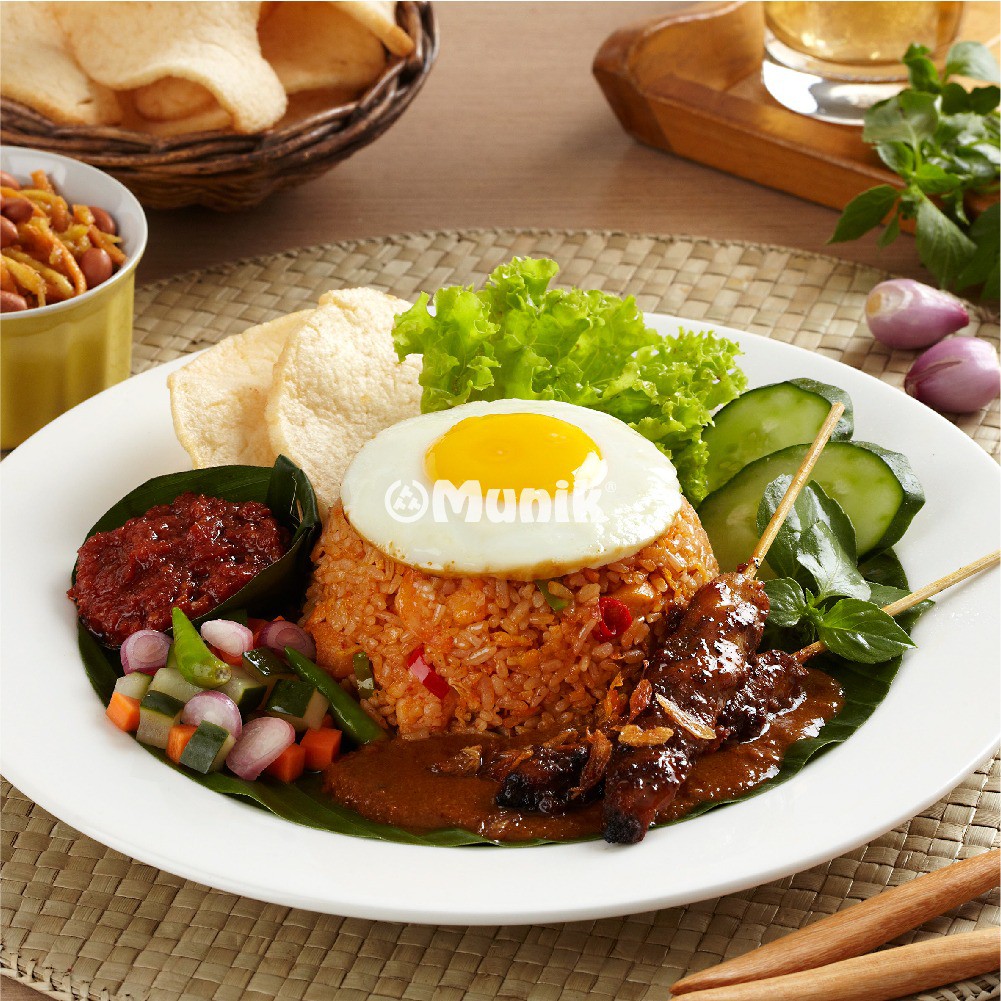 

Munik Resto's Nasi Goreng Sate Ayam (Kemasan Box)
