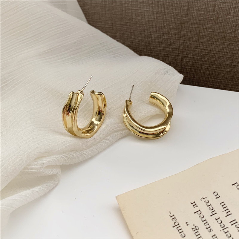 Anting-anting Berbentuk C Setengah Lingkaran Logam glossy vintage Sederhana Aksesoris Telinga Korea Wanita