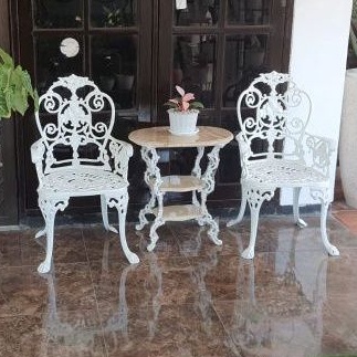 Meja Teras Onyx dengan 2 Kursi Besi Ukir