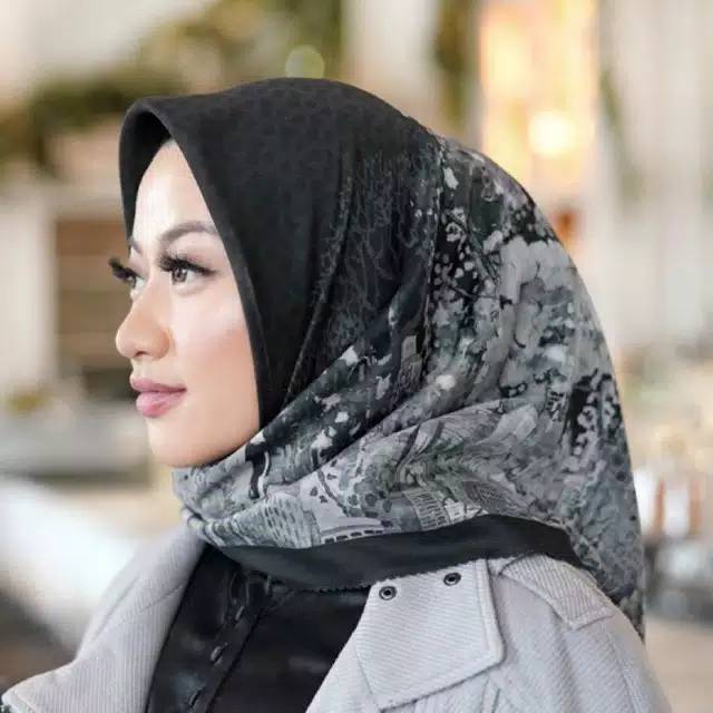 READY Buttonscarves New York Fifth Avenue