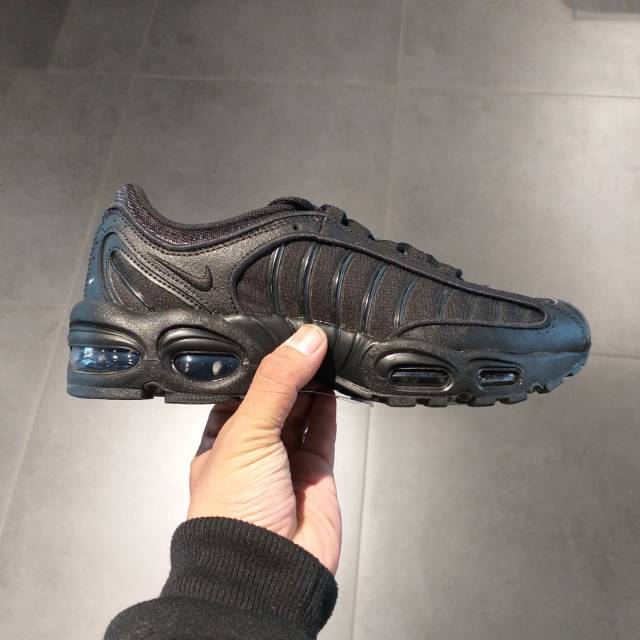 tailwind 4 triple black