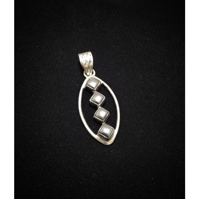 Liontin perak batu blustin