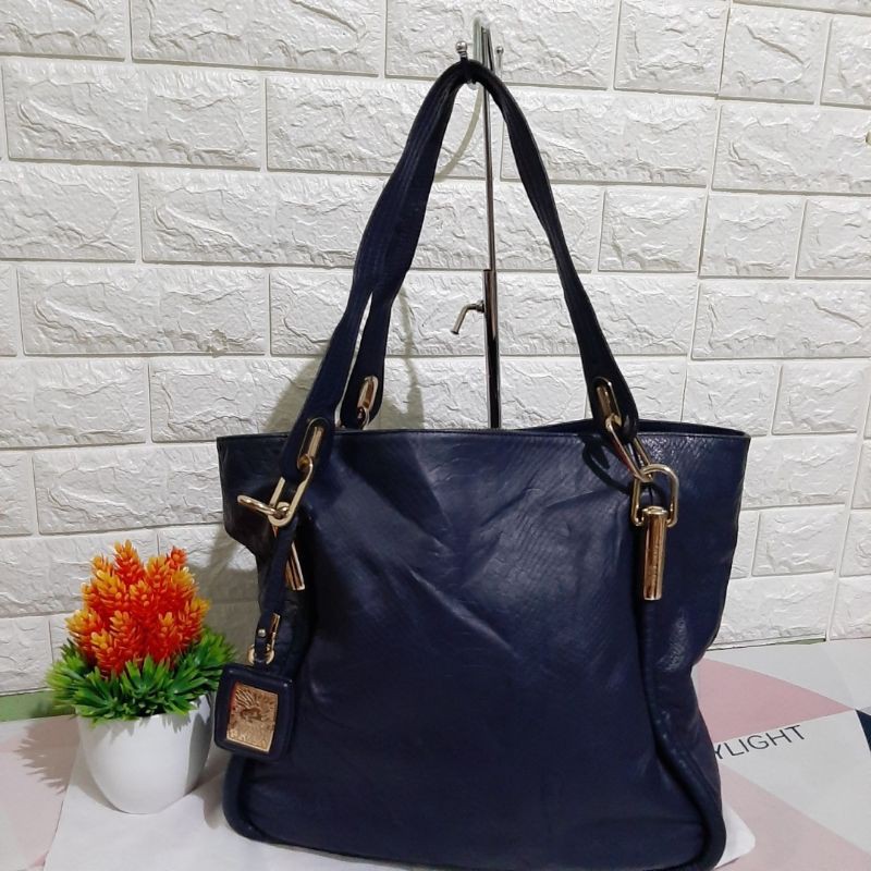 Anne Klein Kepala Singa