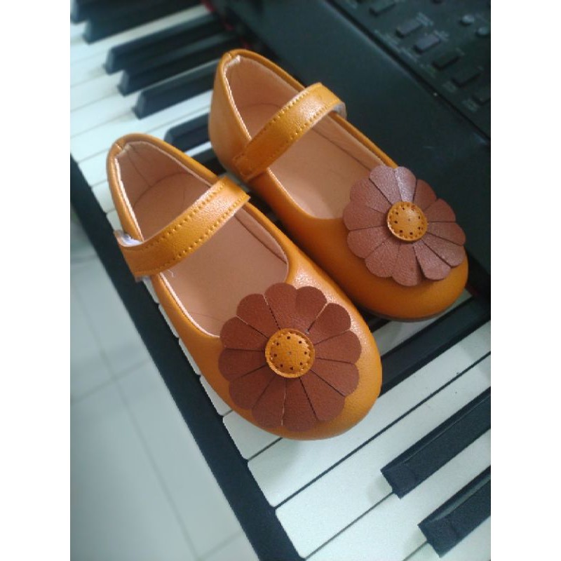 Sepatu anak perempuan