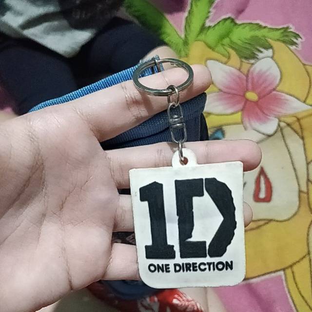 Gantungan kunci one direction preloved putih