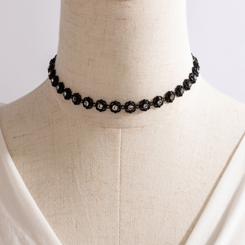 Kalung Desain Bunga camellia hollow Bahan alloy Warna Hitam Gaya Retro