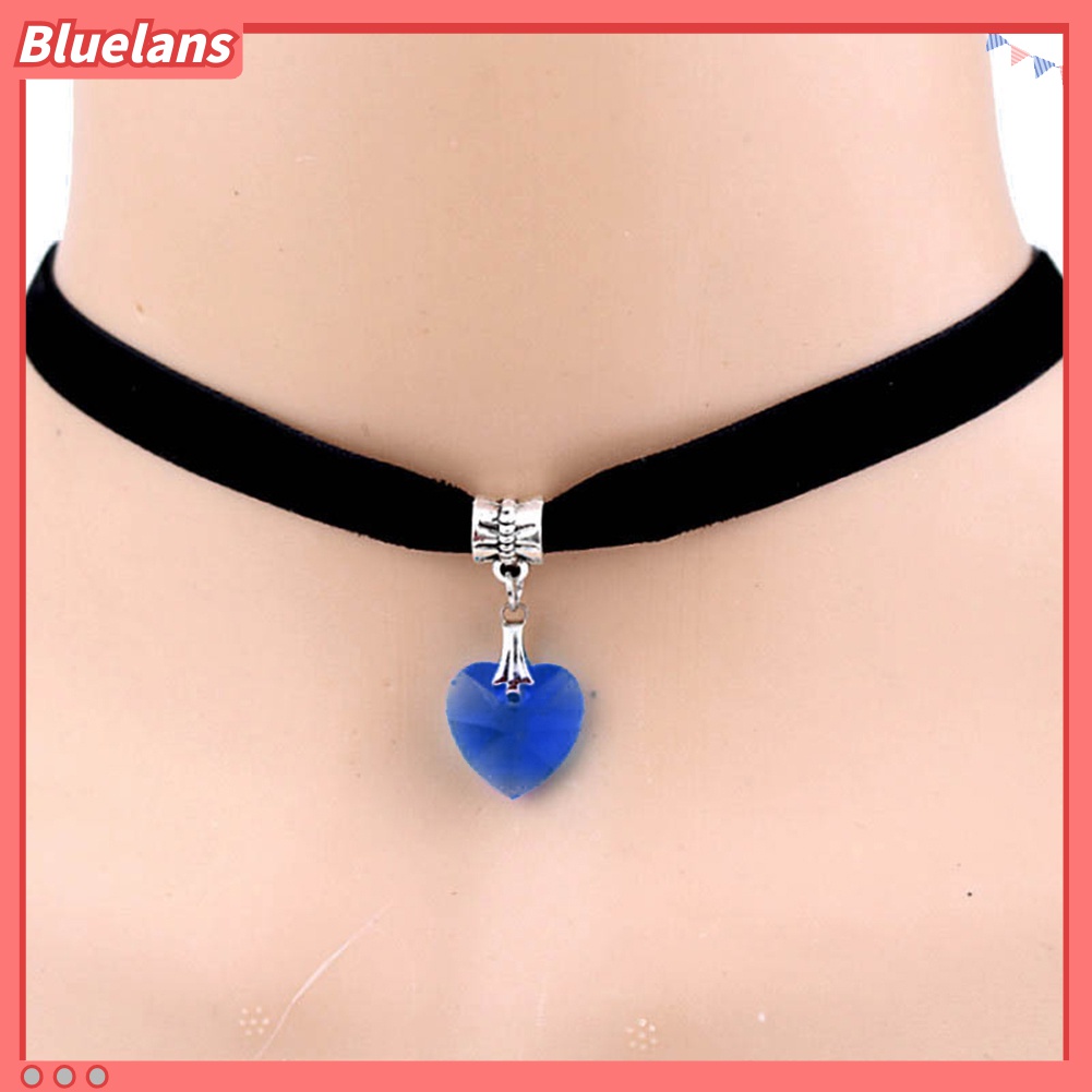 Kalung Choker Bahan Velvet Dengan Liontin Hati Aksen Berlian Imitasi Gaya Gothic Untuk Wanita