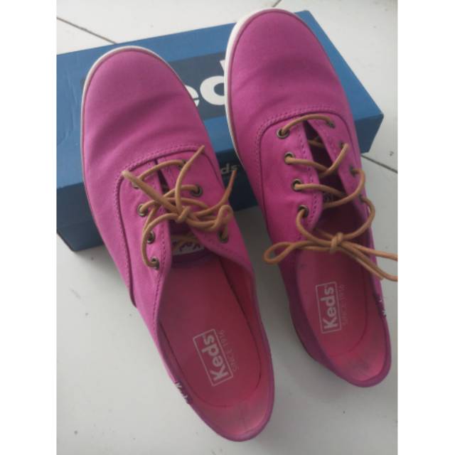 Sepatu wanita keds