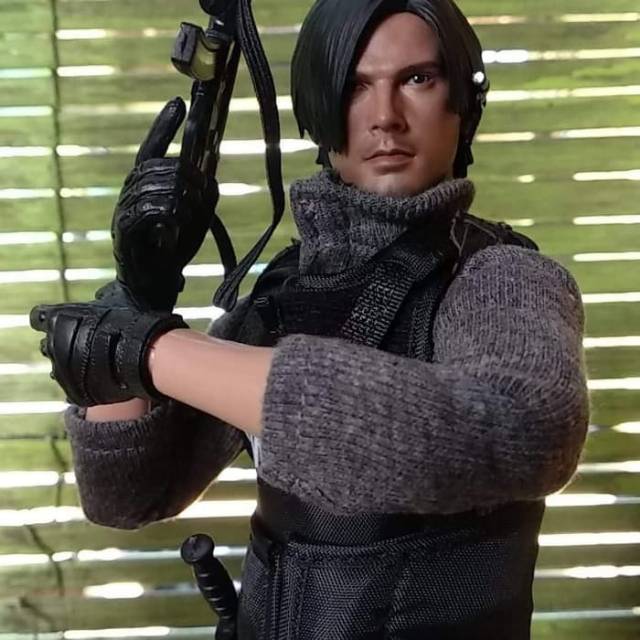 Kitbash Leon s Kennedy Hot Toys