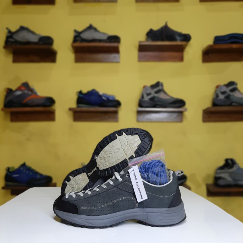 SEPATU GUNUNG SECOND LAFUMA SIZE 42 + BONUS TALI SEPATU GUNUNG