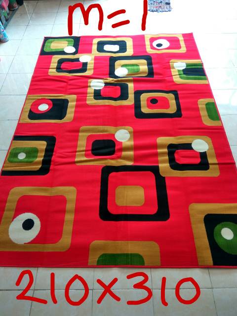 Karpet permadani motif abstrak ungu dan merah