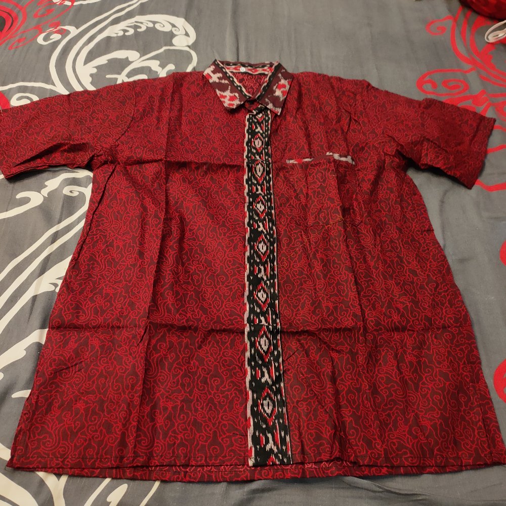 Kemeja Batik Pria Modern Motif Wayang Gunungan
