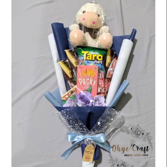 

buket snack wisuda , kado unik , buket bunga kertas mix snack dan bobeka