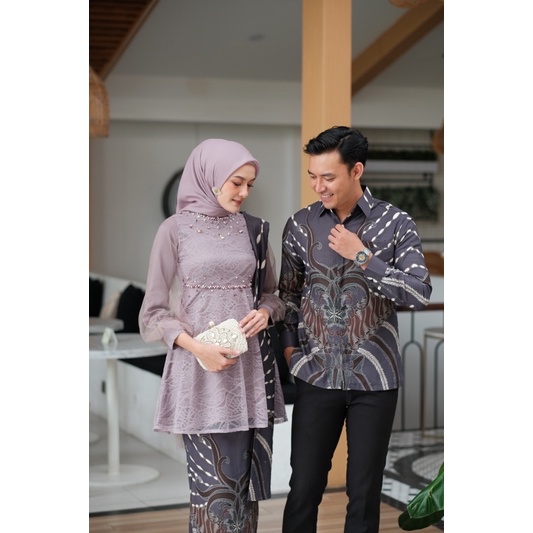 (Akita-nadine tunik series Mauve) set couple kebaya wanita &amp; kemeja batik pria. kebaya wisuda kebaya kondangan kebaya lamaran bahan lace premium