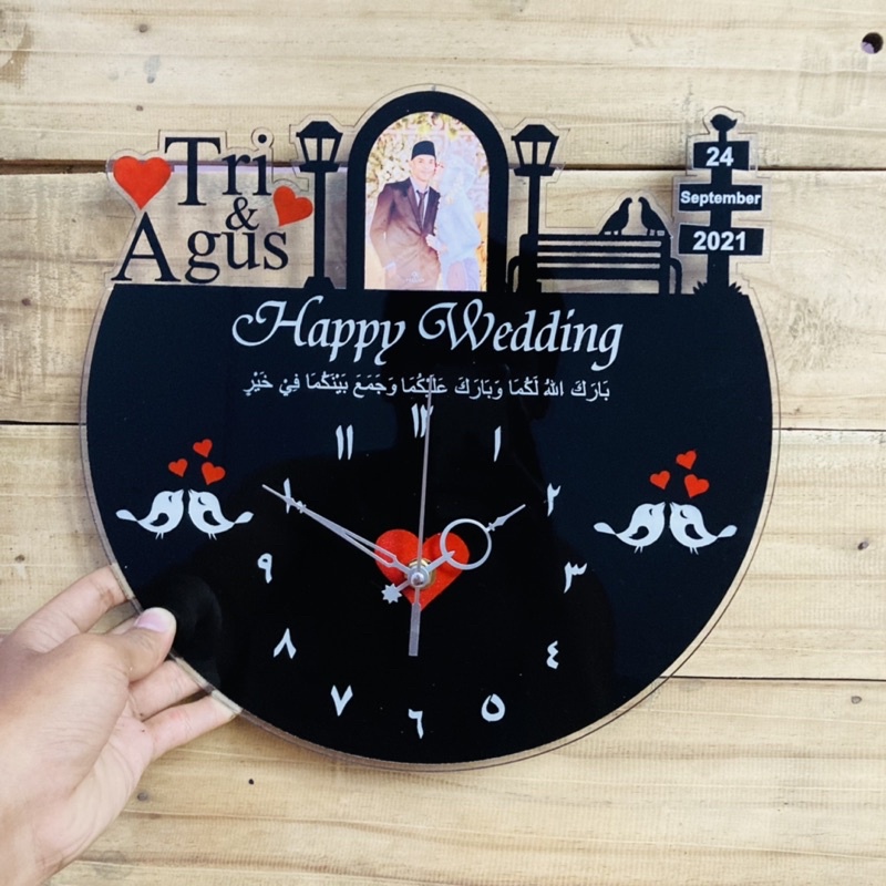 KADO PERNIKAHAN AKRILIK CUSTOM DGN FOTO JAM DINDING