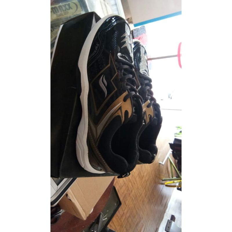 sepatu batminton