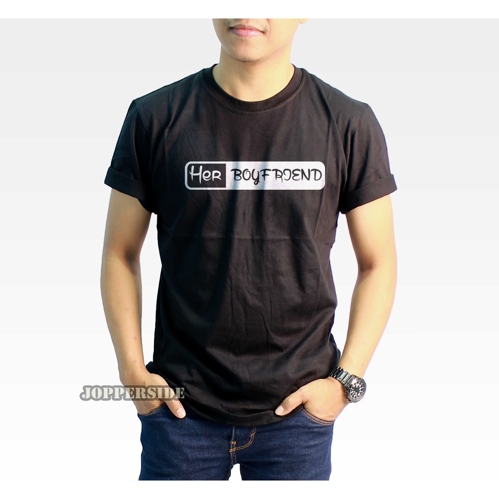 JOPPERSIDE TSHIRT KAOS DISTRO TULISAN KATA HER BOYFRIEND HER BOYFRIEND PRIA ORIGINAL PREMIUM TS26