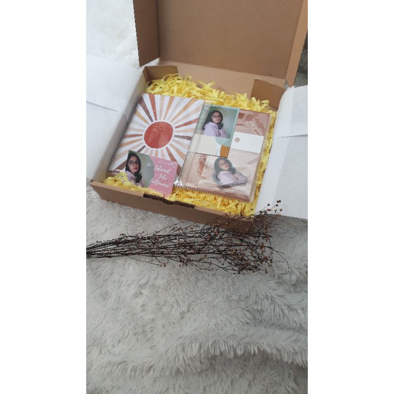 

GIFT BOX MURAH || CUSTOM TERMURAH || AESTHETIC POSTER MURAH