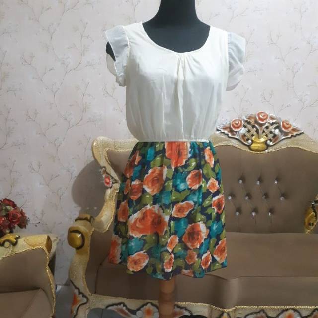 Jual Murah : Dress/terusan impor lengan pendek warna cream muda dan Kembang2 bahan kain sifon lembut
