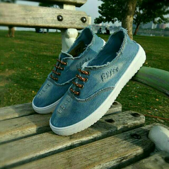 Sepatu casual wanita levis denim