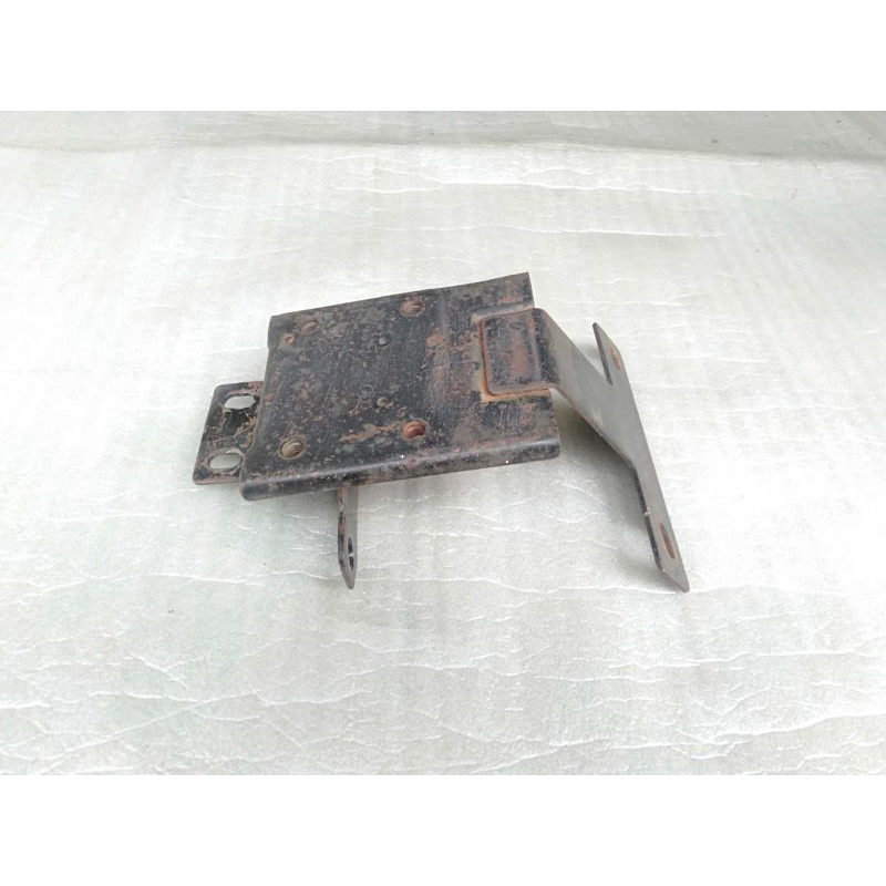 Bracket Dudukan Spakbor Depan Semi Trail Suzuki A100 Econos Original