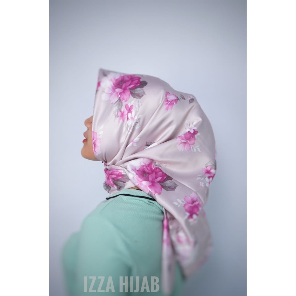 HIJAB SEGI EMPAT NAURA