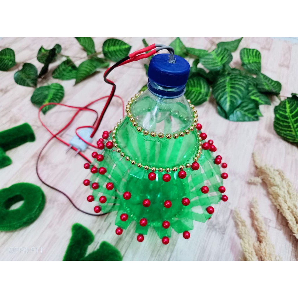 Pohon Natal Dari Botol Sprite : Pohon natal tersebut dibuat dari sampah botol plastik. - testsepuluh