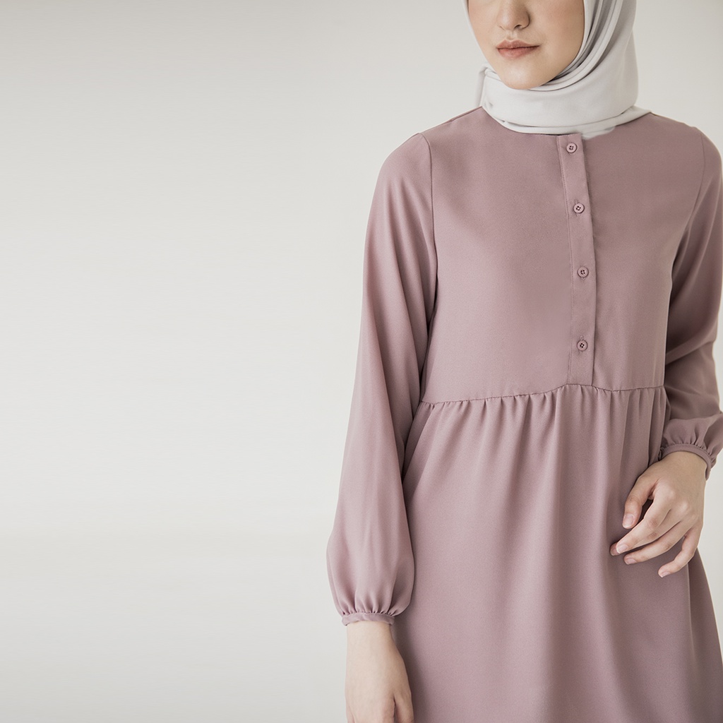 Naura by Aska Label - Atasan basic wanita blouse warna putih offwhite, biru navy, ungu lilac, abu taupe, dusty pink raspberry dengan tangan kerut dan kancing depan busui friendly