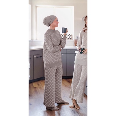 Signature comfy sweater dan pants Taupe size S satu sett by benang jarum ,, buttonscarves