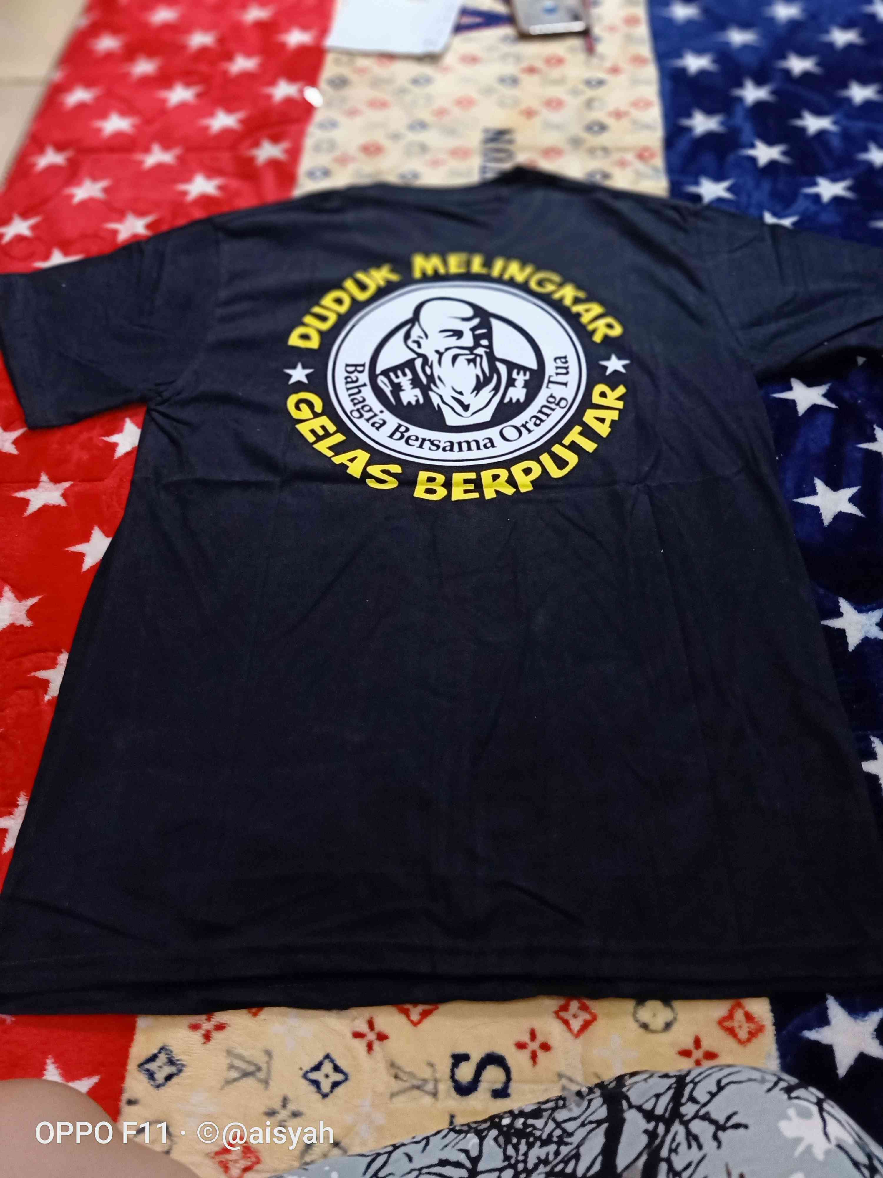 Kaos Distro Depan Belakang Cap Orang Tua Duduk Melingkar Gelas Berputar