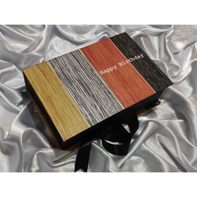 

Box Birthday / Box Hampers Ulang Tahun Size P:26cm L:17 T:7cm ( Ready )