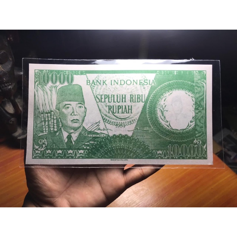 Uang Kuno Soekarno 10000 Rupiah Tahun 1964 Hijau Gambar Belakang Berdoa