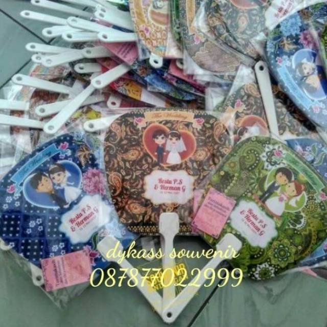 Souvenir pernikahan kipas pengantin kertas
