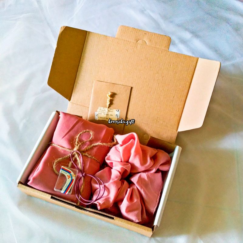 

KADO ULANG TAHUN CEWEK KADO PERNIKAHAN KADO WISUDA KERUDUNG SEGI EMPAT