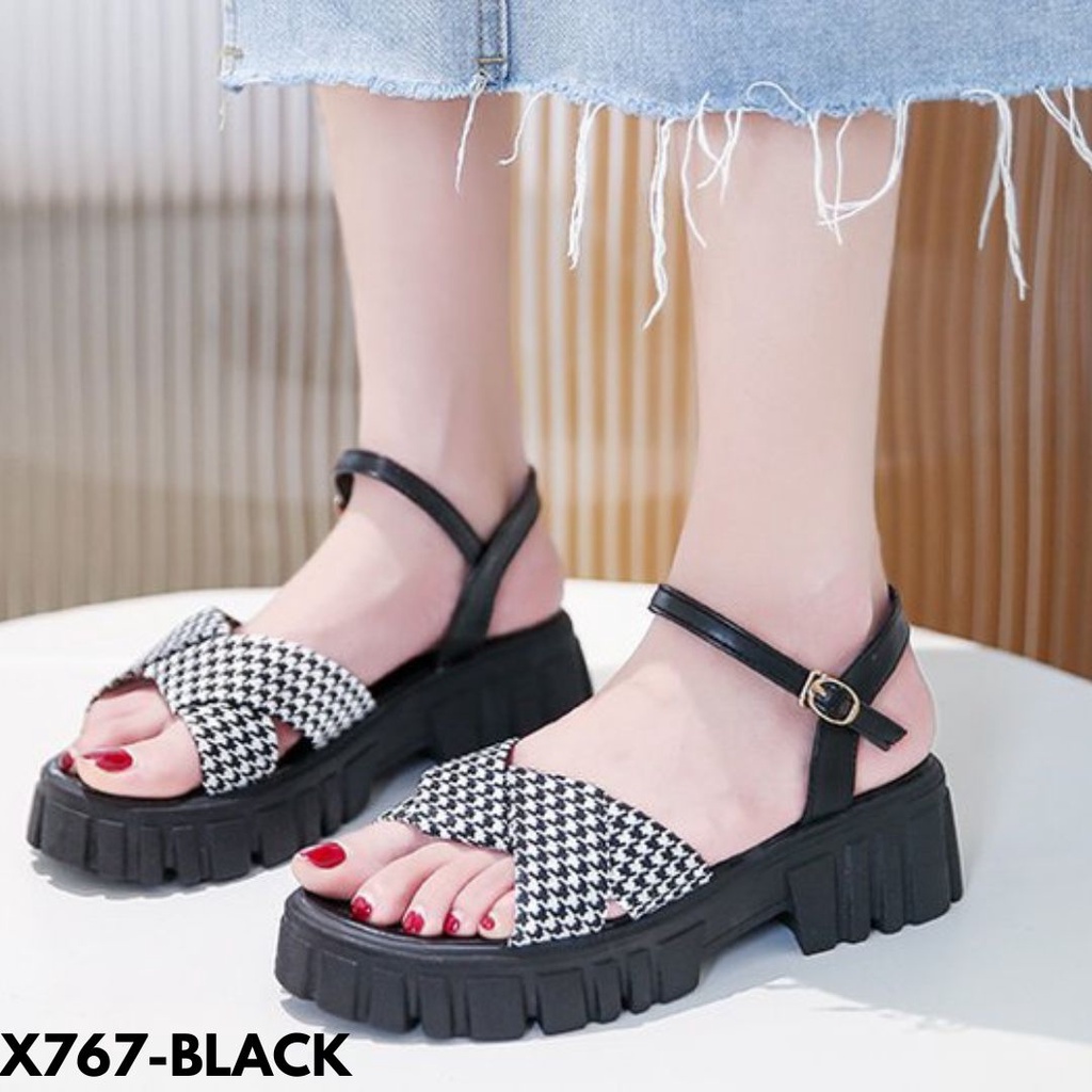 SANDAL WEDGES WANITA DESAIN CANTIK ELEGANT WARNA CASUAL BAHAN KAIN KOMBI PU IMPORT 767