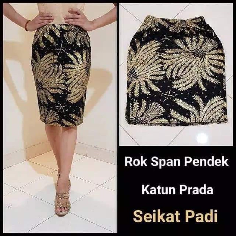 Rok span pendek Prada dan batik Bali