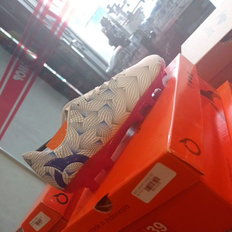 sepatu bola ortuseight NEUTRON FG (white)